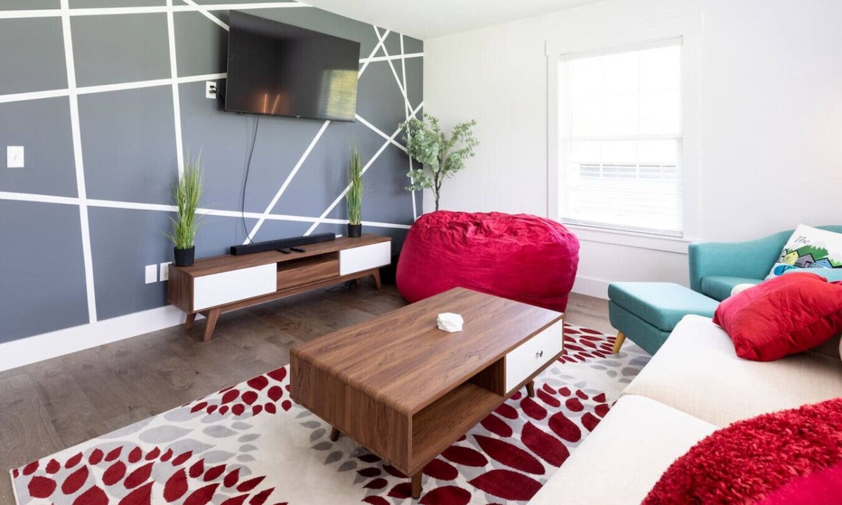 Delano Cabin | Stylish retreat w/hot tub!