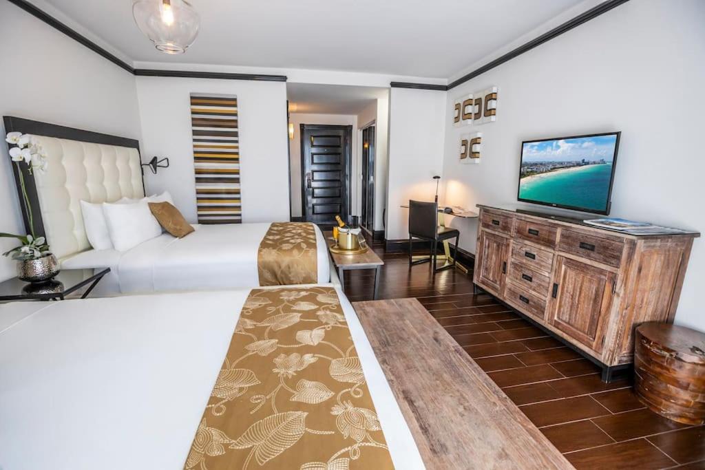 Mid Beach Villa | Stylish Room, Two Queen Beds, Pool, Sundeck
