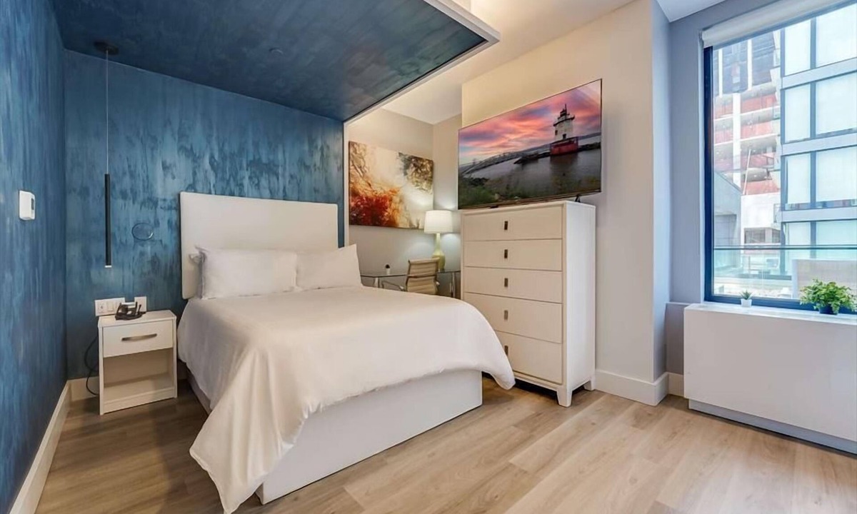 Port Morris Hotel | Suite+Balcony | Full Bed+Kitchenette | near NYC