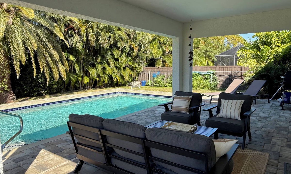 Pelican House | Summer Retreat Modern 3BR + Den Sparkling Private Pool!