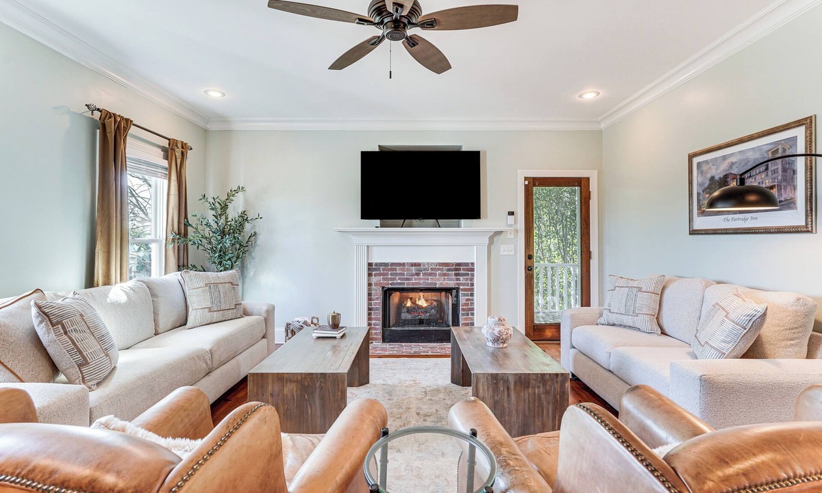 Summerville Cottage | Summerville Historic Bungalow w/Hot Tub