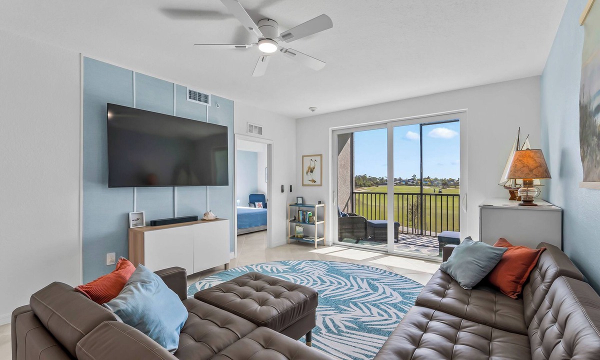 Venice Condo | Sun-filled Luxury Condo with Sweeping Views of Pond & Golf Course