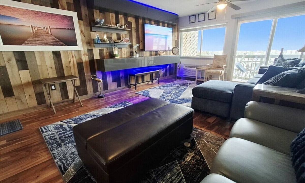 Thomas Drive Condo | Sun Harbor Hideaway Sleeps 4 - 1 Bedroom Condo - Waterview with Balcony