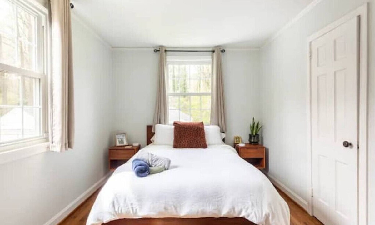 Belvedere Park House | Sunny 2 bedroom cottage minutes from downtown!