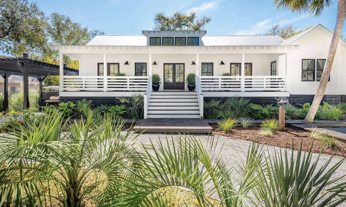 Isle of Palms House | Sunny 5BR w/Saltwater Pool & 6-Seat Golf Cart Close to Beach