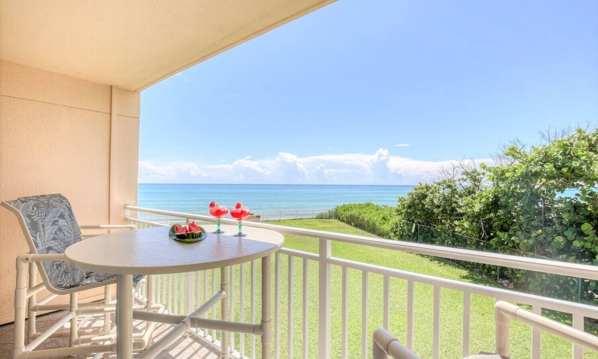 Satellite Beach Condo | Sunny Beachside Condo w/Beautiful Balcony Ocean Views & Heated Pool ☀️