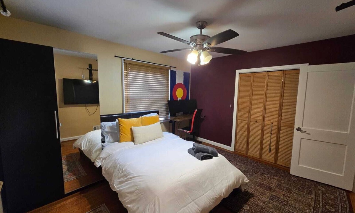 Pentagon City House | Sunny Bright Room with Park Views in Pentagon City