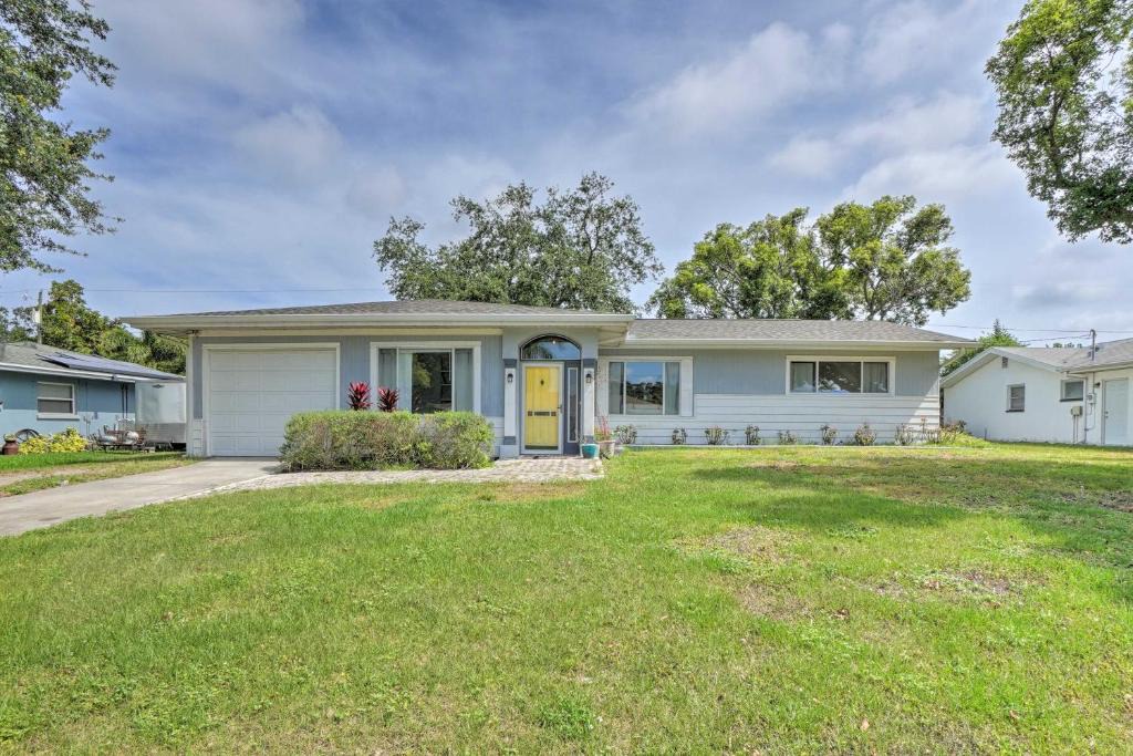 Clearwater House | Sunny Clearwater Home - 5 Mi to Beach and Park!