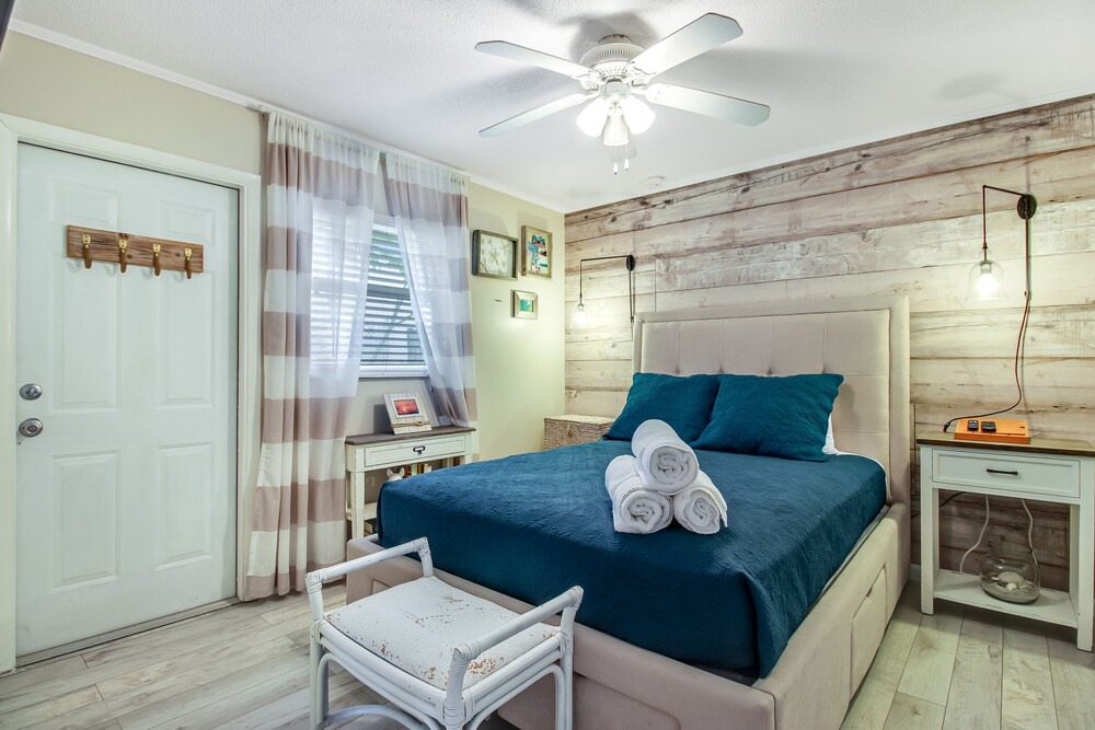 Holmes Beach Condo | Sunny condo w/ shared heated pool & private gas grill - walk to the Gulf!