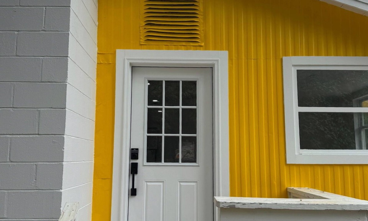 Fort White Cottage | Sunny Riverfront Cottage - on a Farm close to the Springs!