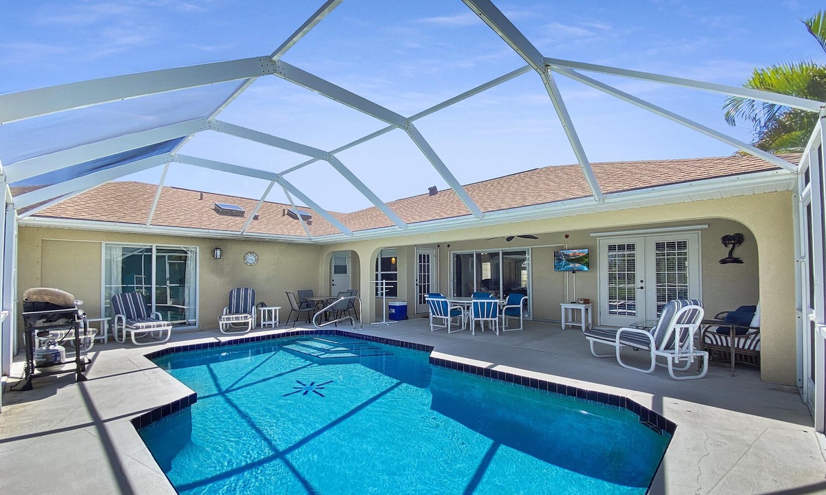 Broadmoor House | Sunny Sportsman, Sleeps 8, heated pool, 2 suites