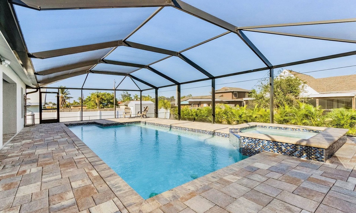 San Carlos Park House | SunnyBeach Luxury Vacation House*Pool*Spa*Central Location