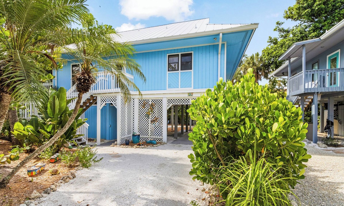 Captiva House | Sunset Captiva #13 – Steps to Beach, community Pool and Village with King Bed
