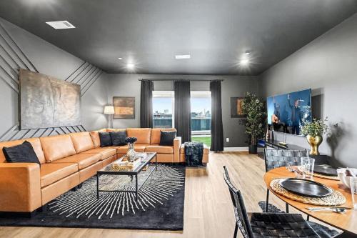Hadley - Washington House | Sunset-Expansive Patio & Hot Tub-Mins to Broadway