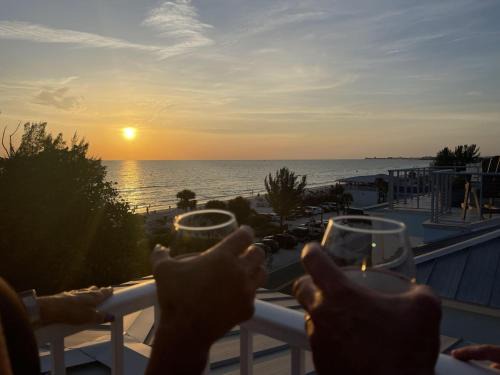 Sunset Beach House | Sunset Point Beach House
