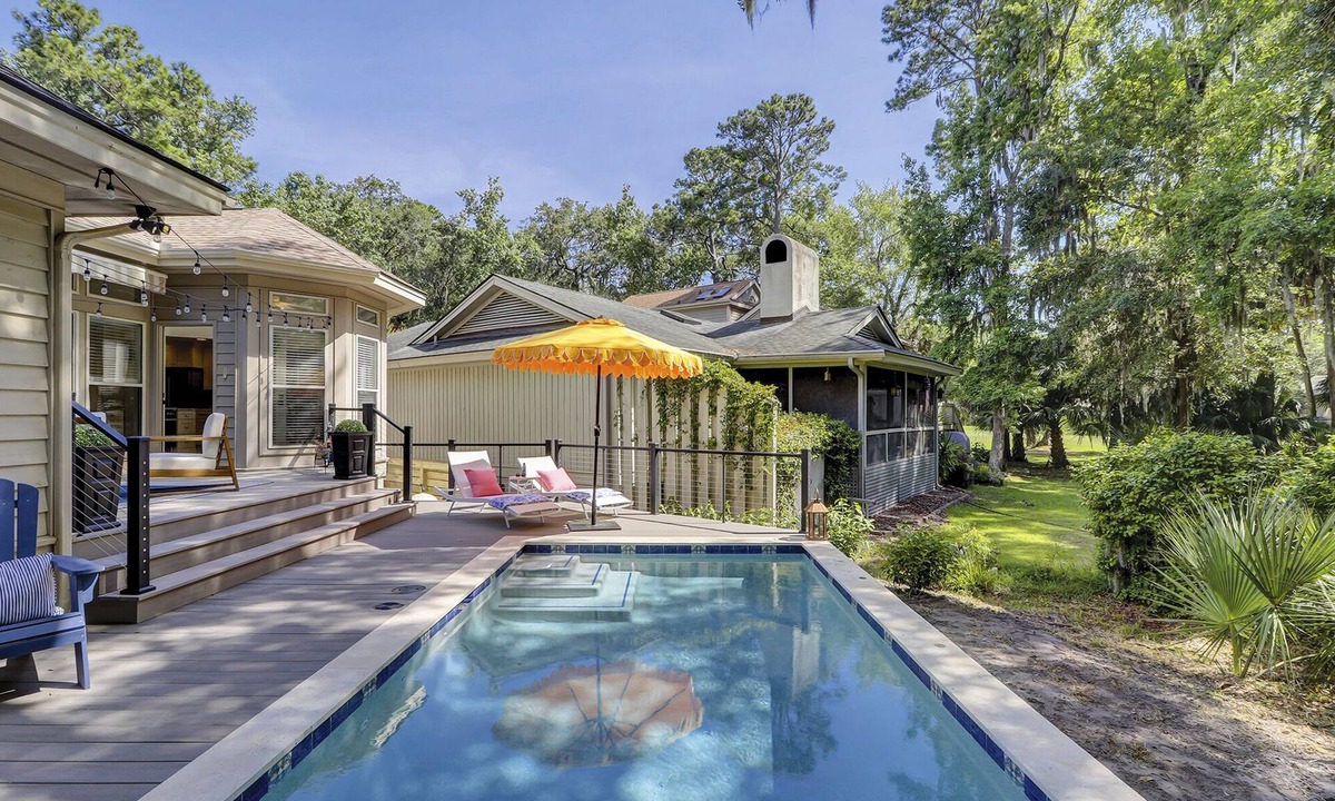 Shipyard Plantation House | Sunset Rentals | Kingston 82 | Dog Friendly