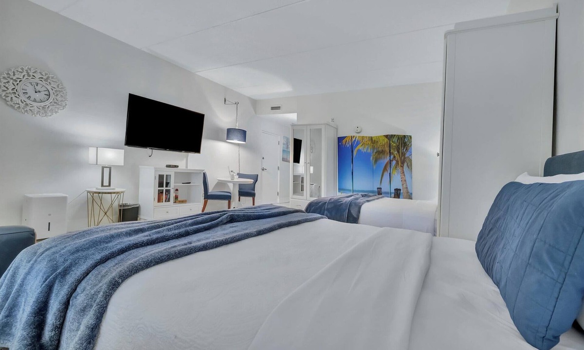 Ruskin Apartment | Sunset Suite - Private Balcony Gym Pool