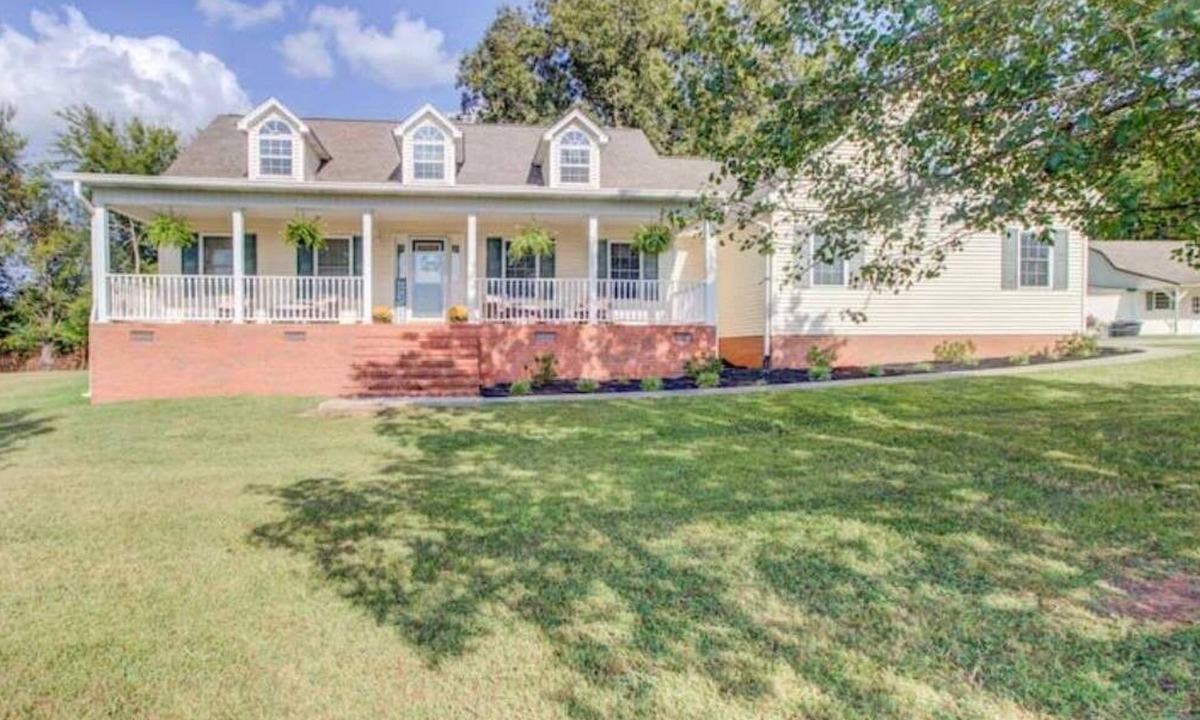 Maryville House | Sunset Views! Hot Tub, Quiet Retreat 15 Min to TYS, Garage, 3 King Beds, Private