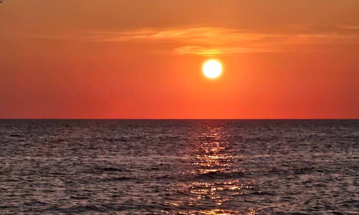Goshen House | SUNSETS Couples families , Beach, deck, screen porch BBQ WiFi dogs ok