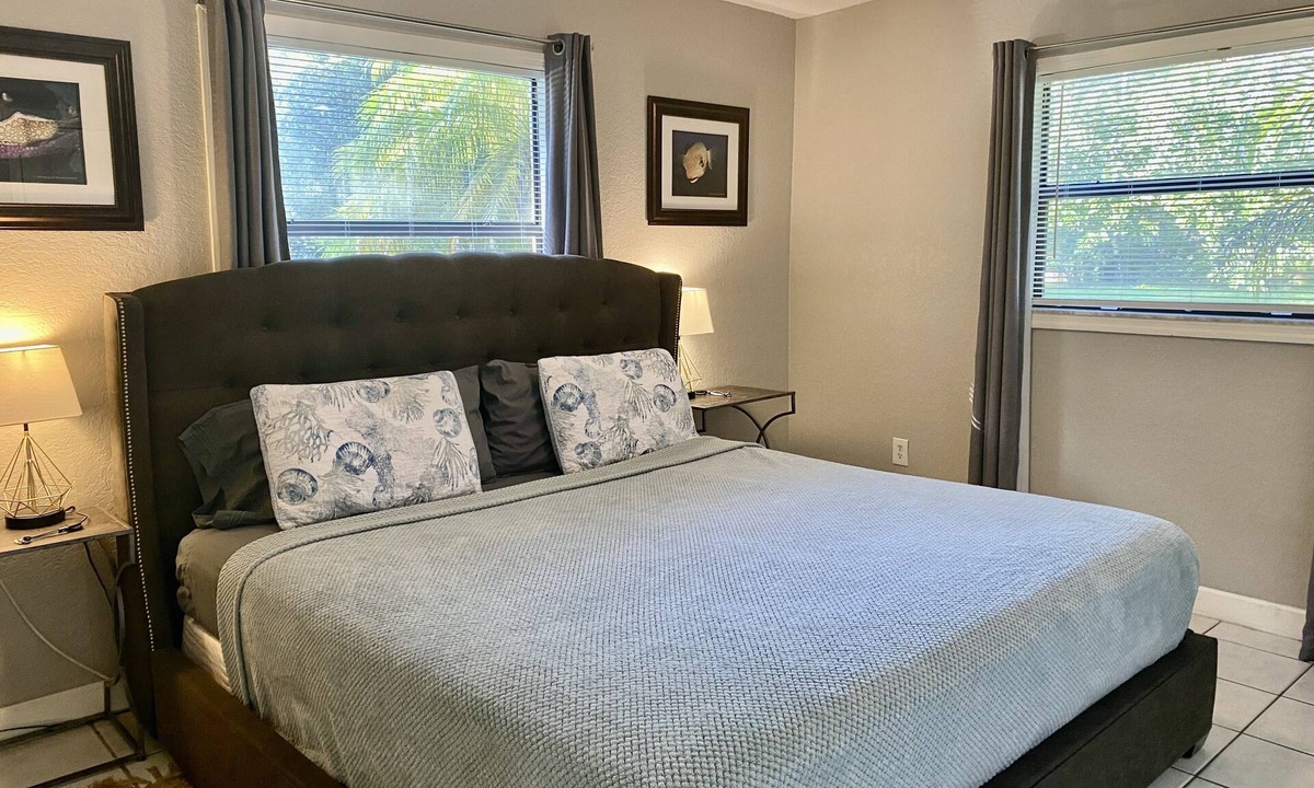 Cooper City House | Sunshine Acre. King Master Suite & BIG Yard