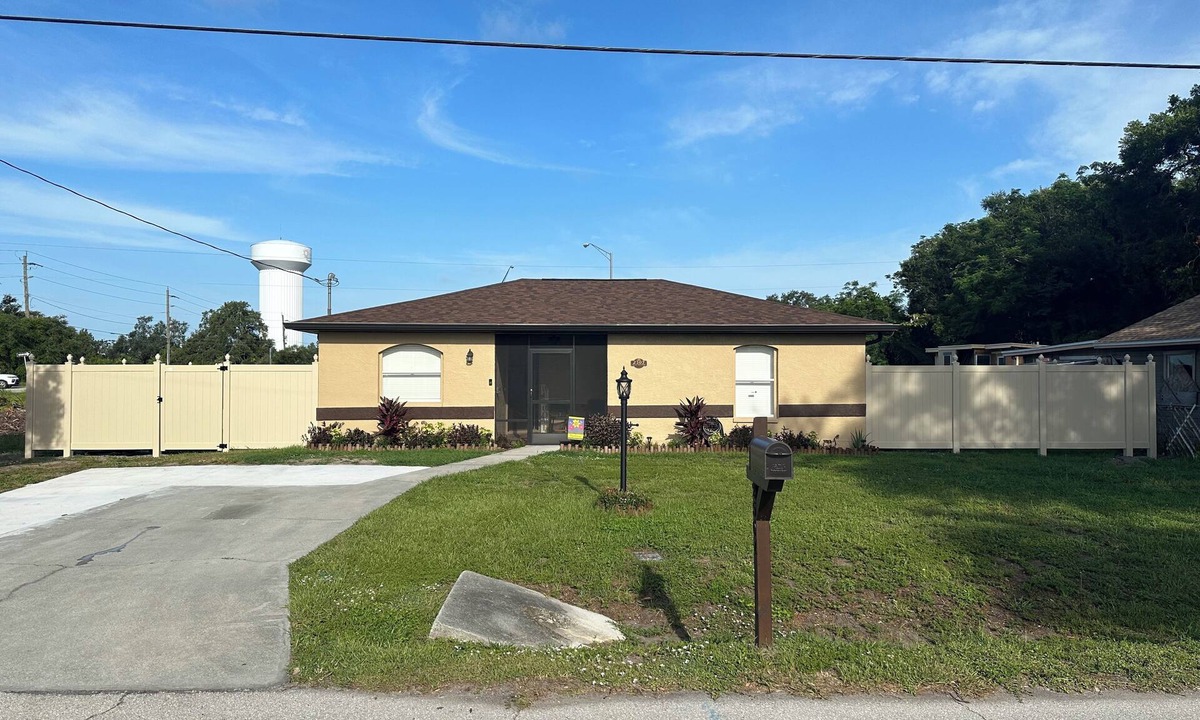 Memphis House | Sunshine Eleven GetawaynSleeps 6 Bedrooms 2 and pull out couch
