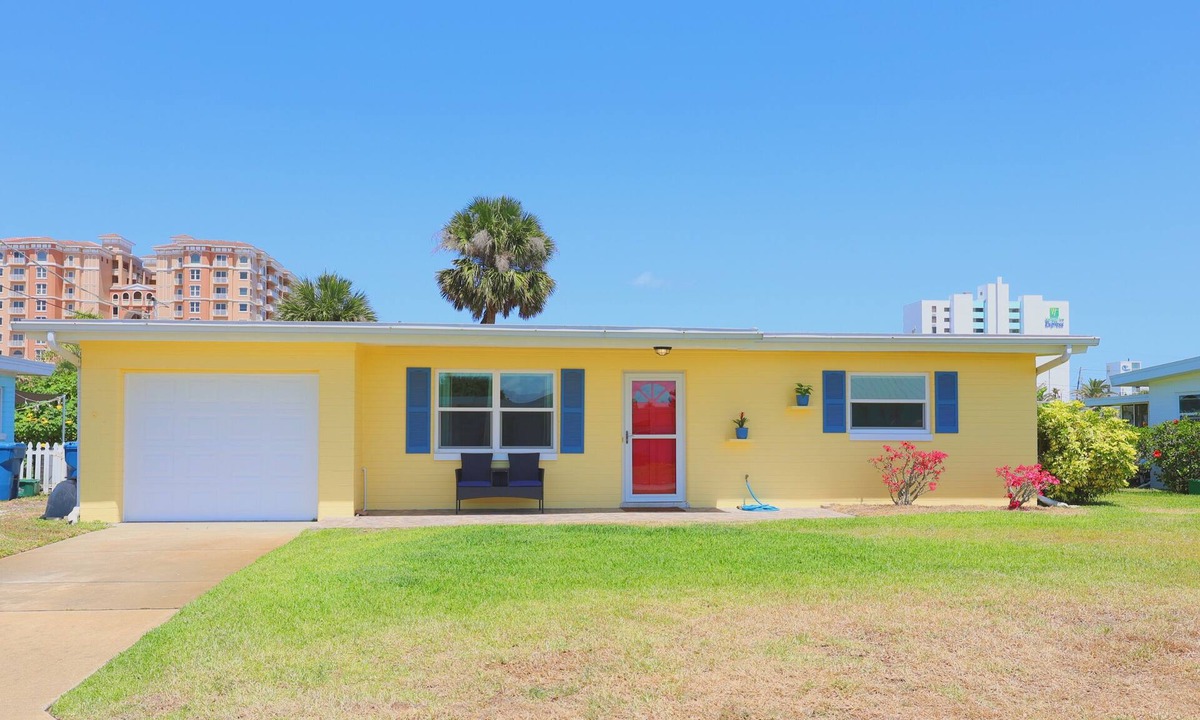 Daytona Beach House | Sunshine on La Paloma! Charming Beachside 2-bedroom house in Daytona Beach!