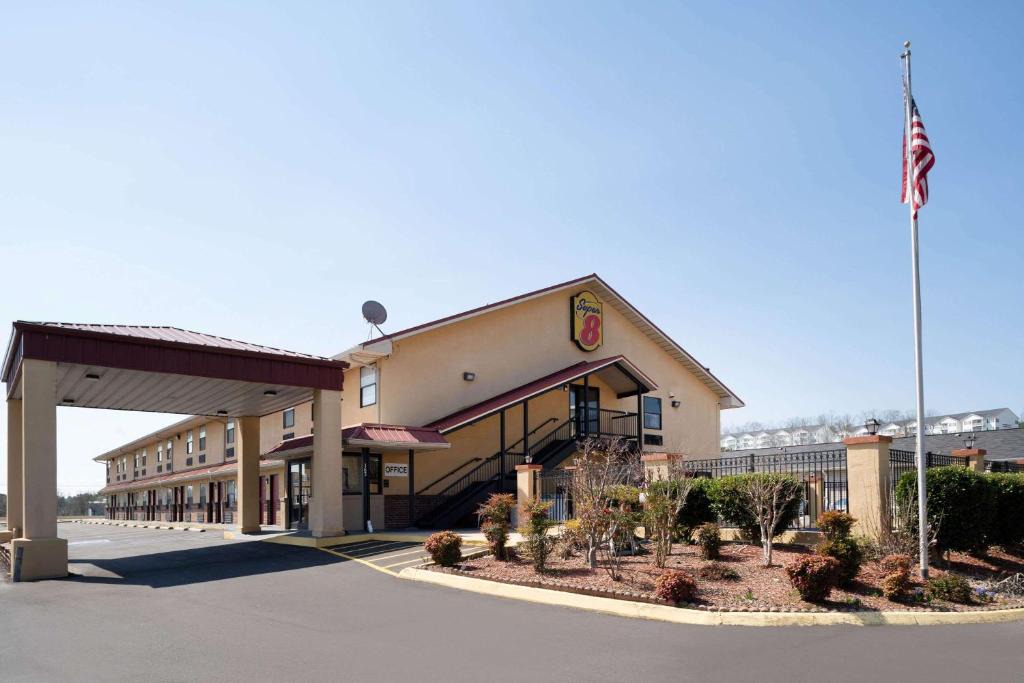 Cleveland Hotel | Super 8 by Wyndham Cleveland