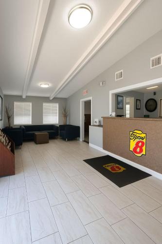 Lantana Hotel | Super 8 by Wyndham Lantana West Palm Beach