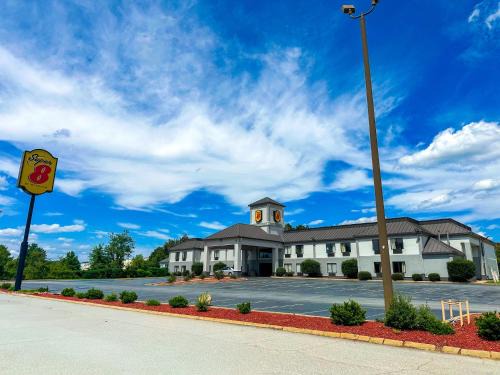 Powdersville Hotel | Super 8 by Wyndham Piedmont Greenville Area
