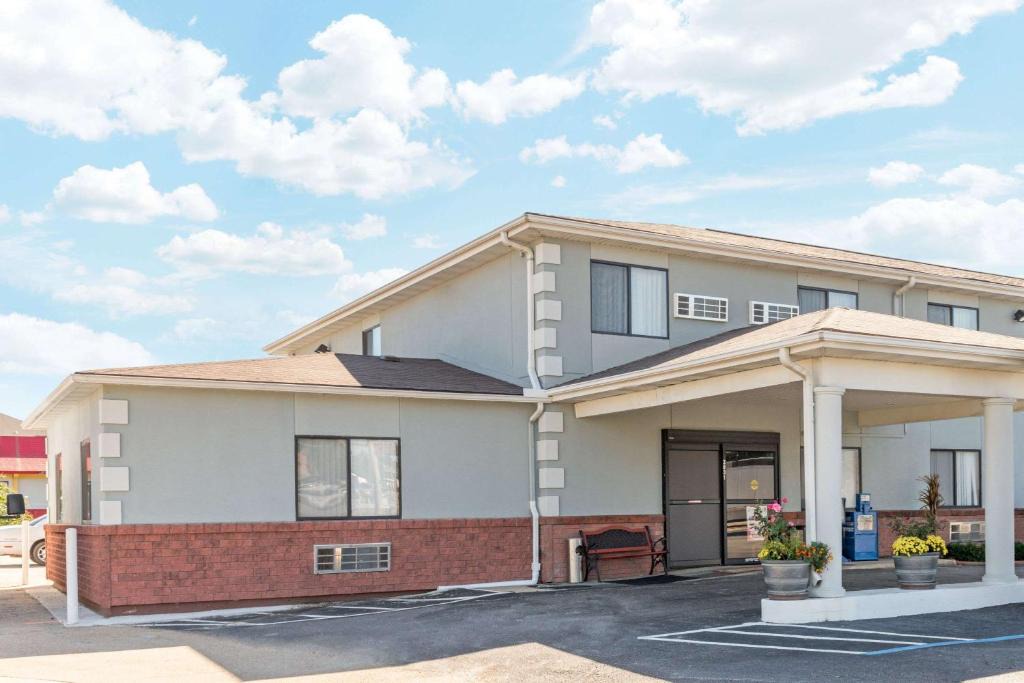 Poplar Bluff Hotel | Super 8 by Wyndham Poplar Bluff Missouri