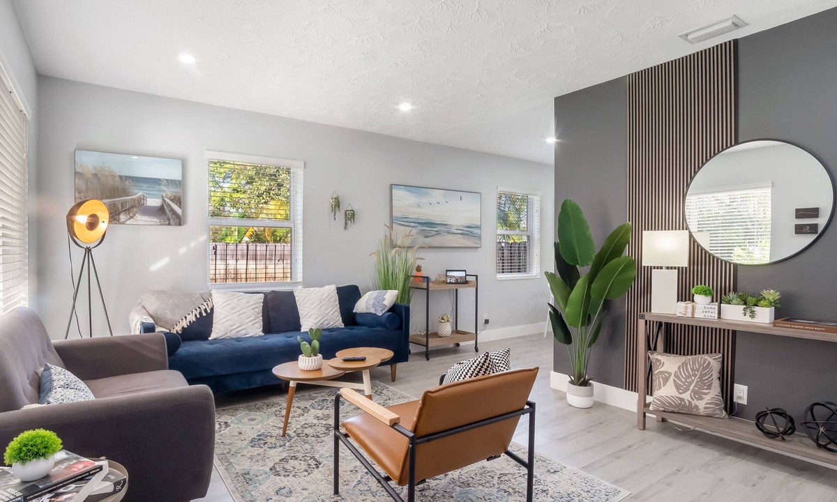Hallandale Beach House | Super Modern ~3 miles to Beach~ Large Yard/Patio & BBQ