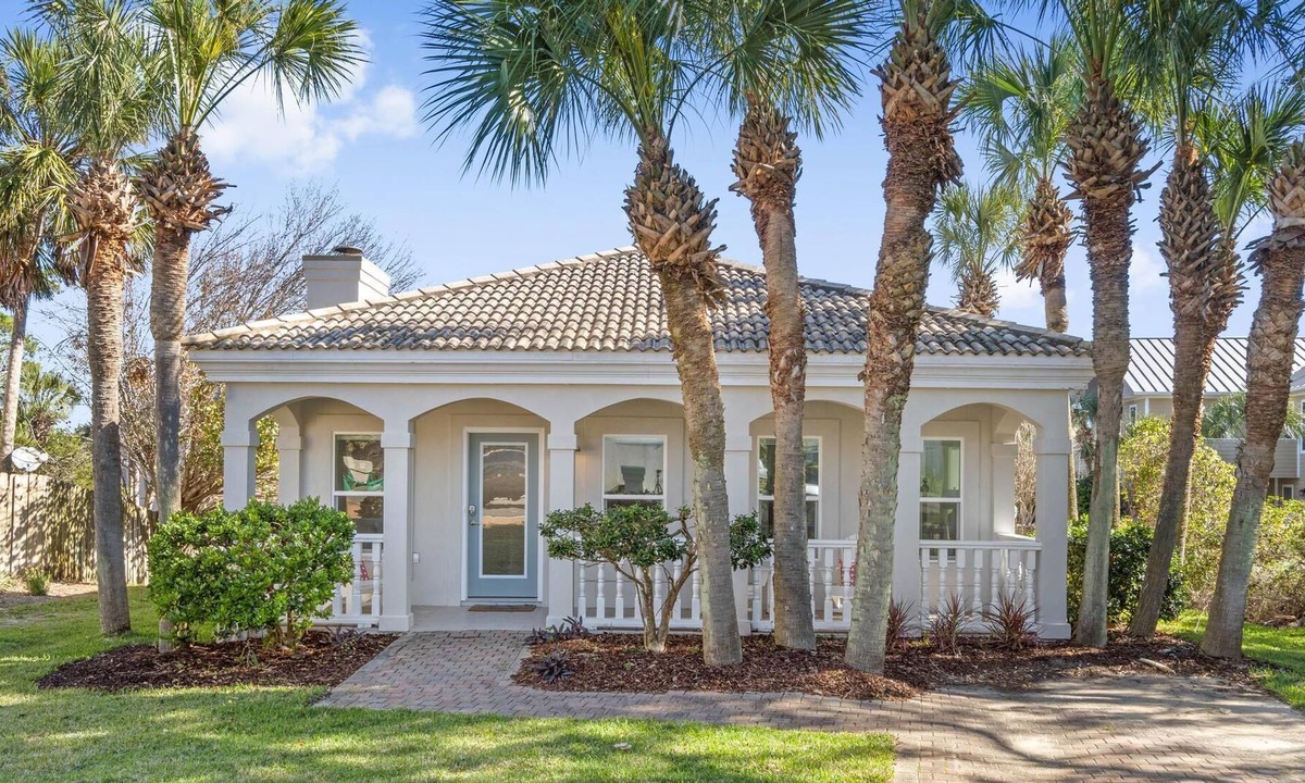 Destin Cottage | Super Nice & Renovated 2BR/2BA Cottage*Walk to the Beach*Dog May Be OKAY!