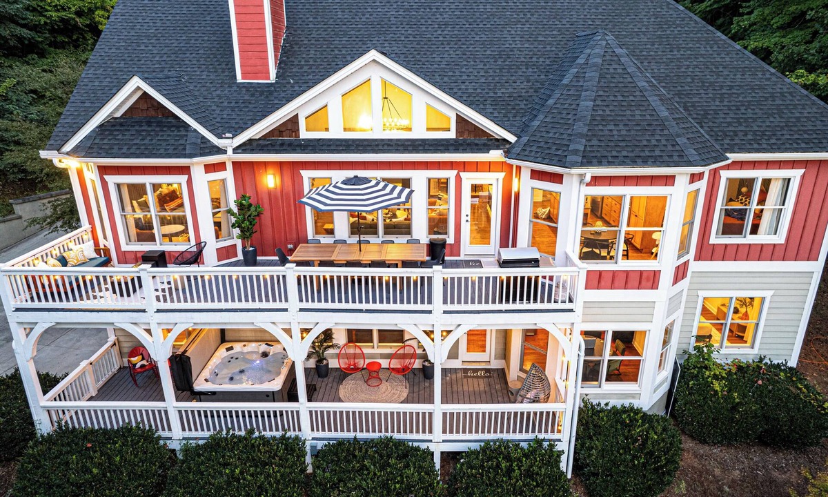 Swannanoa House | Swannanoa Retreat | Sauna + Movie Room + Arcade