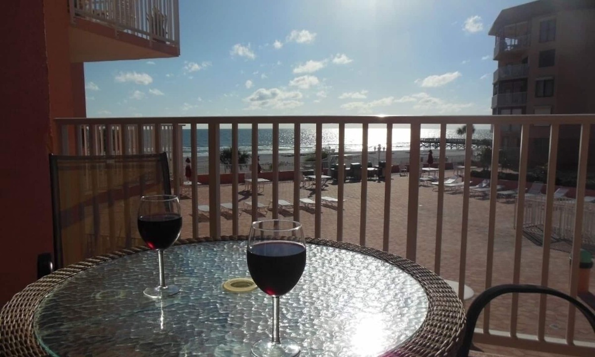 Indian Shores Condo | Swedish owned Spacious Condo with view over the large pool area and the beach
