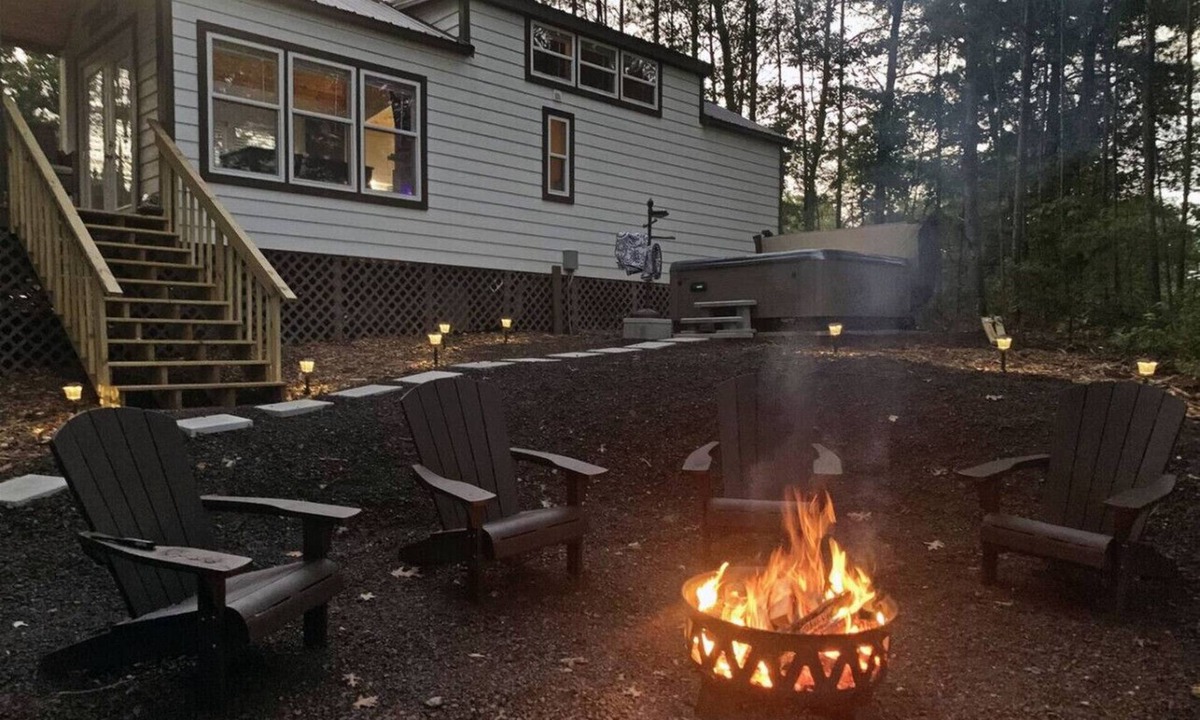 Turtletown Cabin | Sweet Creek Retreat-Luxury Tiny Cabin-View-WIFi-Hot tub-Firepit Area-Smart TVs