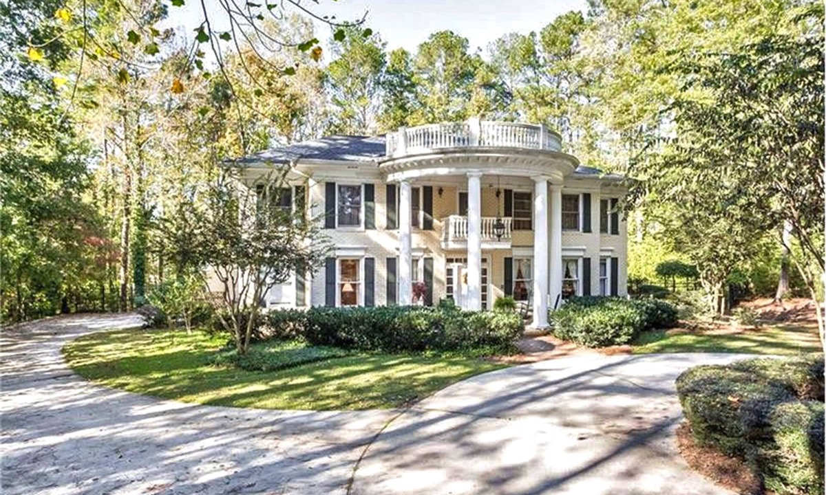 Monroe House | Sweet Elegant Lake Front 3 Acre Southern Hacienda