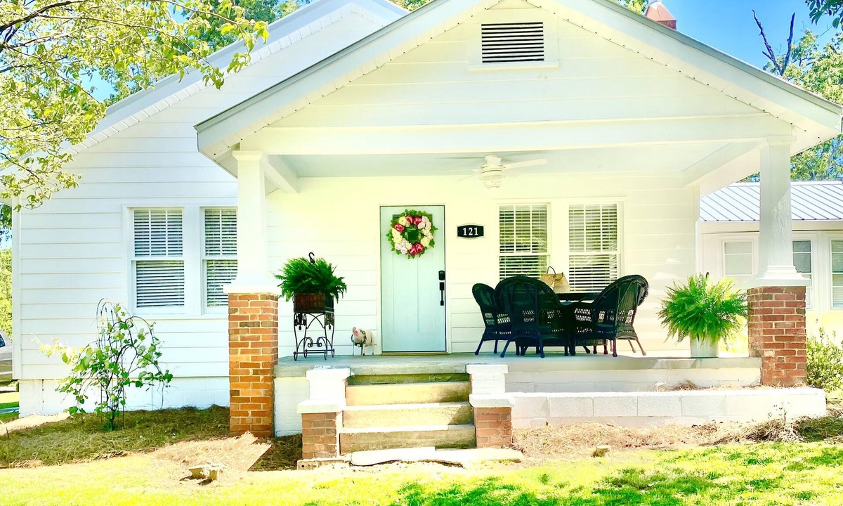 Clarkesville Cottage | Sweet Tea Cottage. 11 miles to Helen and 2 Miles to Downtown Clarkesville.