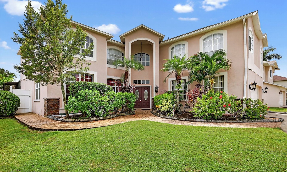 Brandon House | Tampa Luxury Estate: Pool, Theater, Fire Pit & Game Room- Sleeps 14+ in Brandon