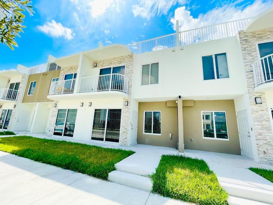 Naranja House | Thanksgiving Promo SKY TERRACE 3 FLOORS NEW Home BY MIA!