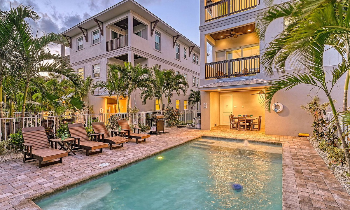 Siesta Key House | The Abalone | Luxury Pet Friendly Home, 2 Heated Pools, Ping Pong Tables Steps to Beach!