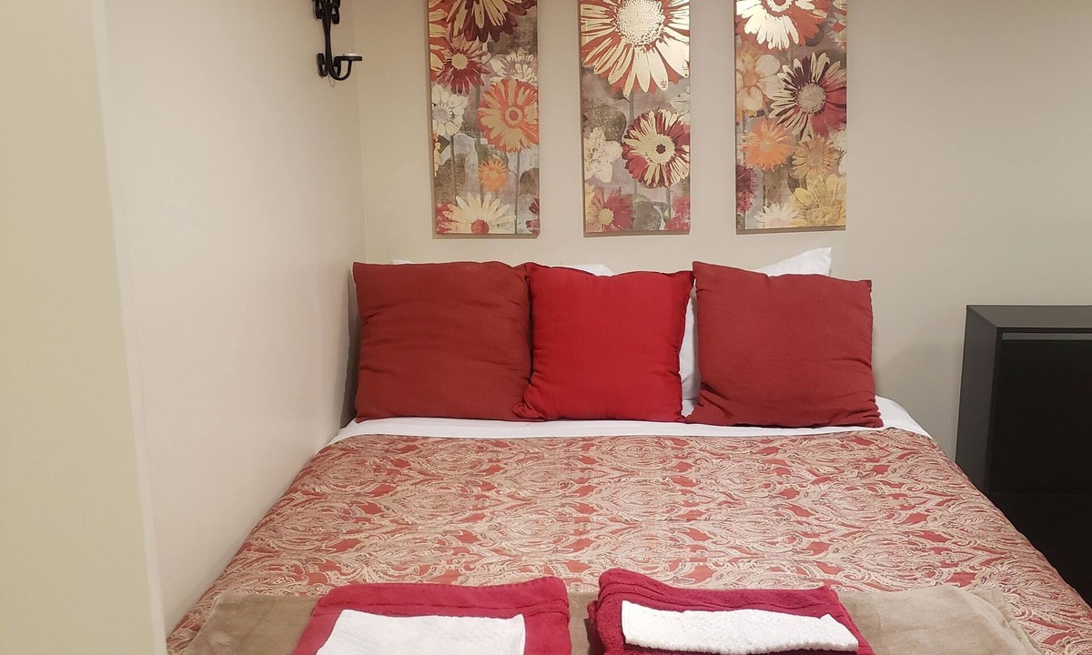 Collingdale Apartment | The Airport Lodge - 10 mins from Airport