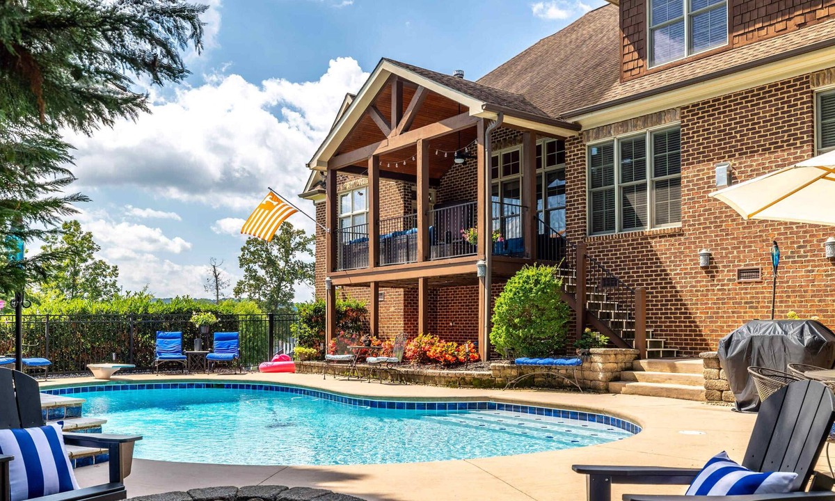 Mount Vernon House | The Annie: Poolside Mansion for Extended Luxury