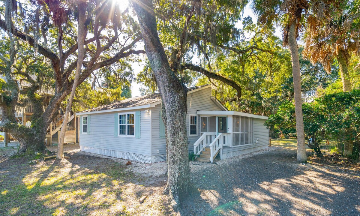 Edisto Island House | The Beach is a 5-minute walk. Dog friendly, family friendly, charming home!