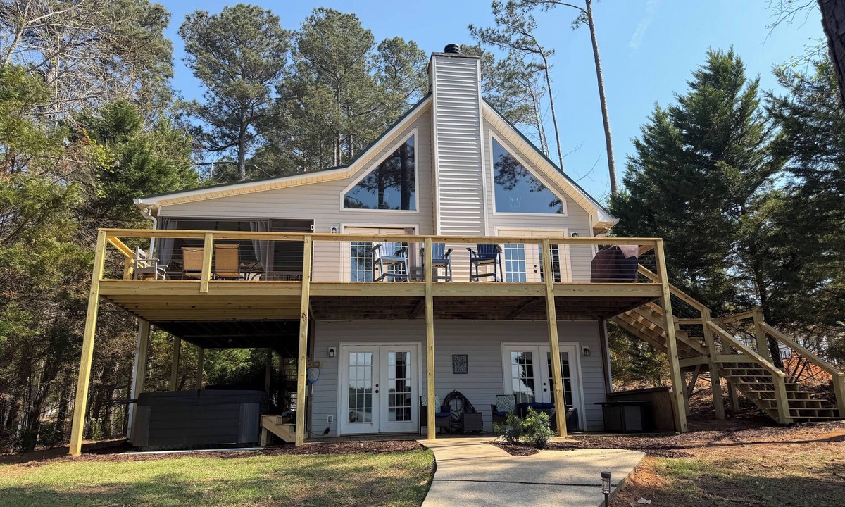 Milledgeville House | The BEST Views on Lake Sinclair -Newly renovated deck & outdoor space + Hot Tub!