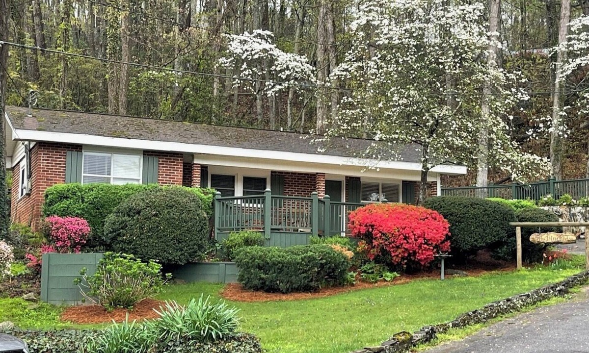 Clayton Cottage | The Blue Ridge Cottage with large deck & mountain view