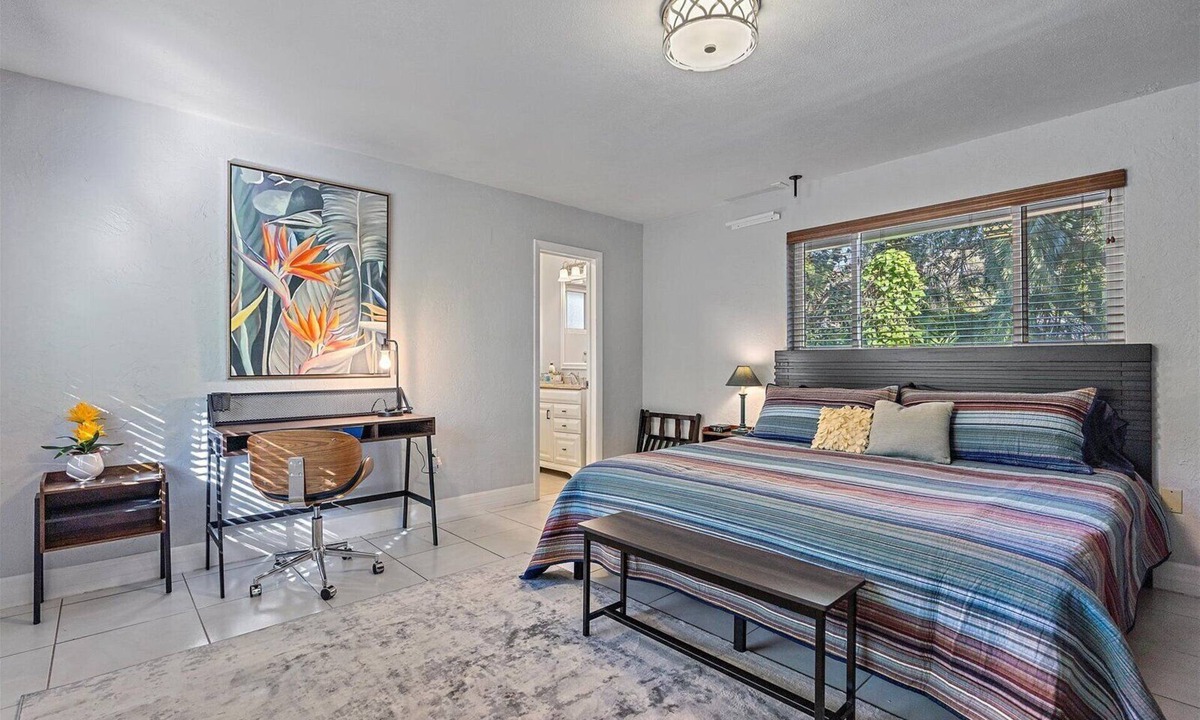 Indian Beach Sapphire Shores Cottage | The Bromeliads - Cozy Cottage close to everything w/grill on patio
