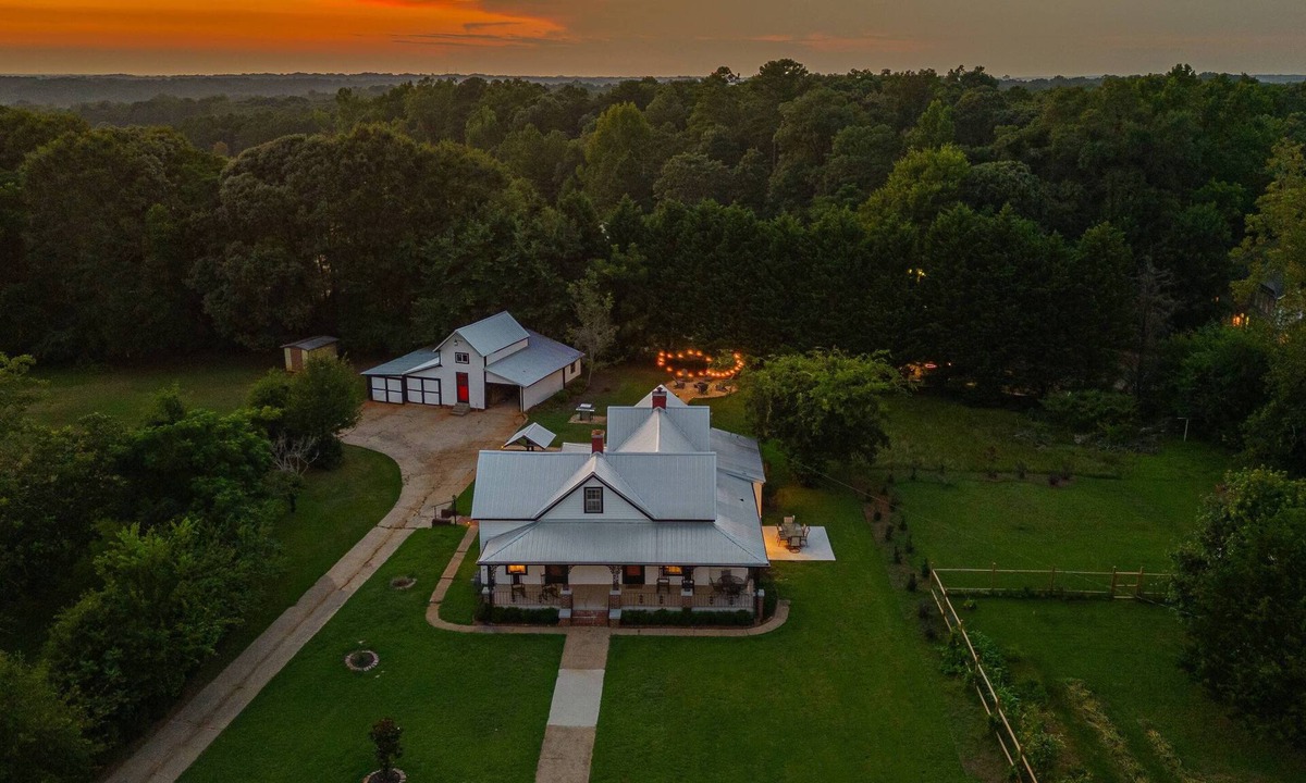 Athens Cottage | The Bulldog Farmhouse - 100+ Year old Home