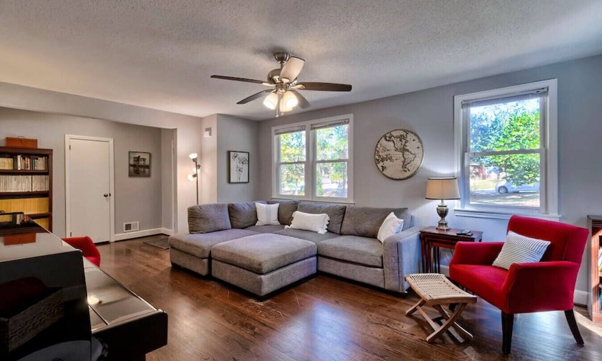 Columbia House | The Cedar - Comfy, Cable, near Starbucks, Base, & City!