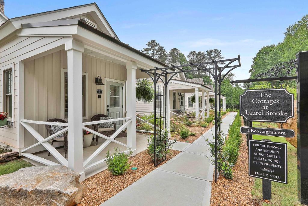 Peachtree City Hotel | The Cottages at Laurel Brooke