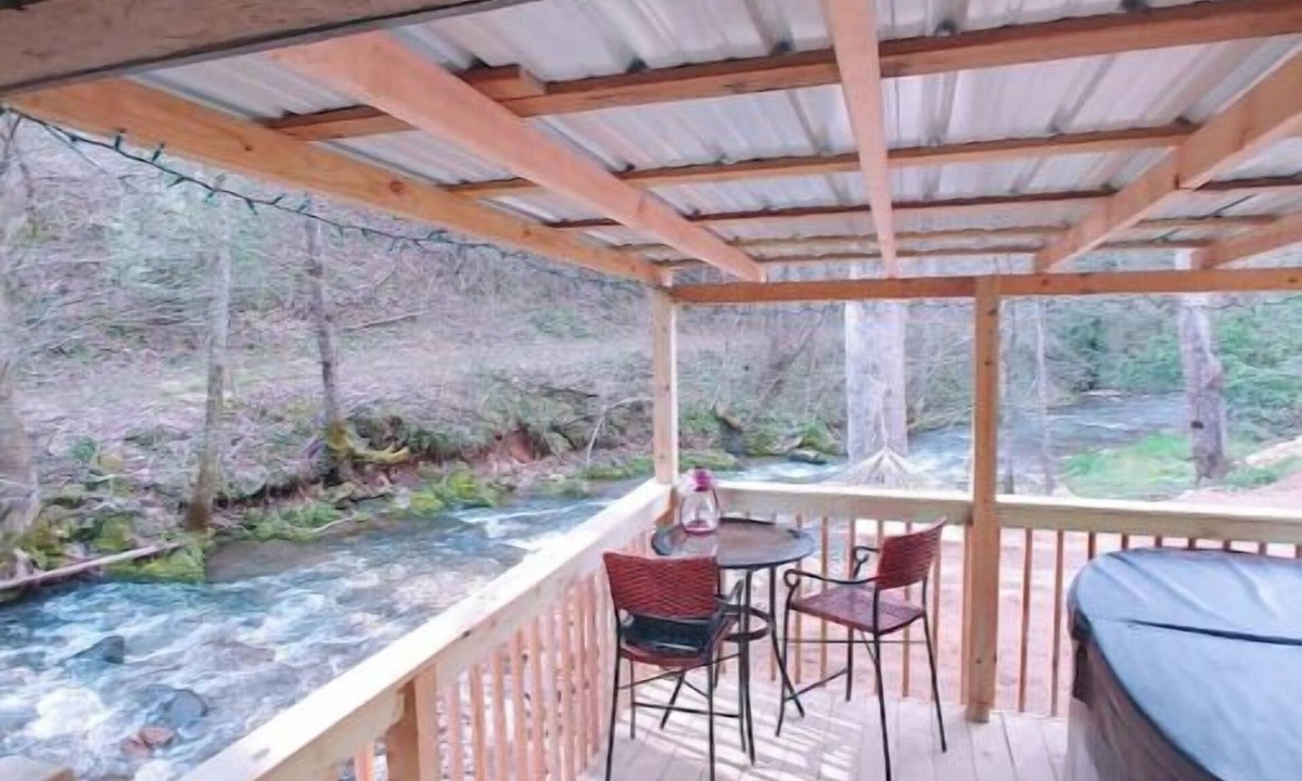Flag Pond Cabin | The "Eleanor Rigby" DIRECT STREAM FRONT W HOT TUB